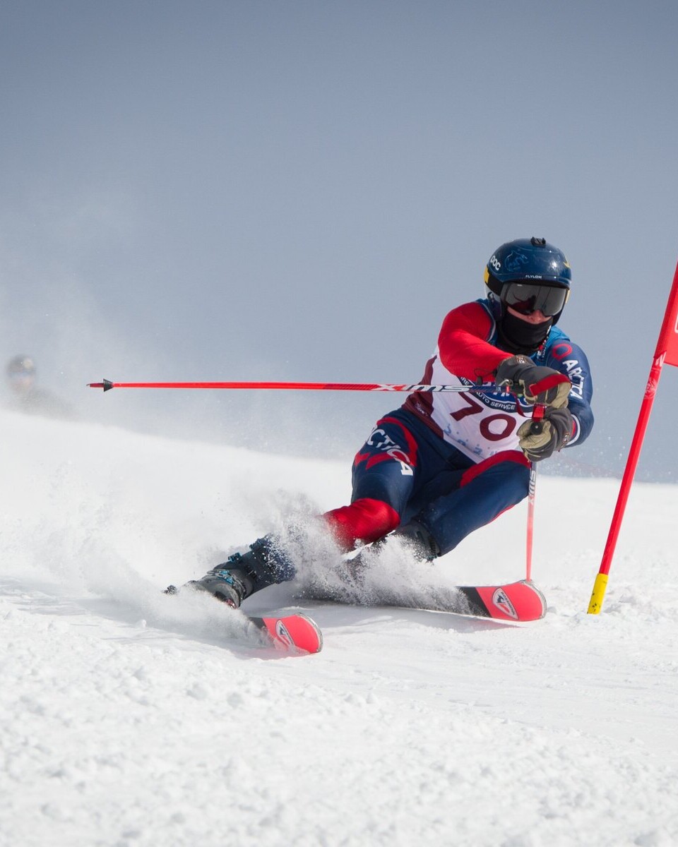 Drake Palle carving a giant slalom gate